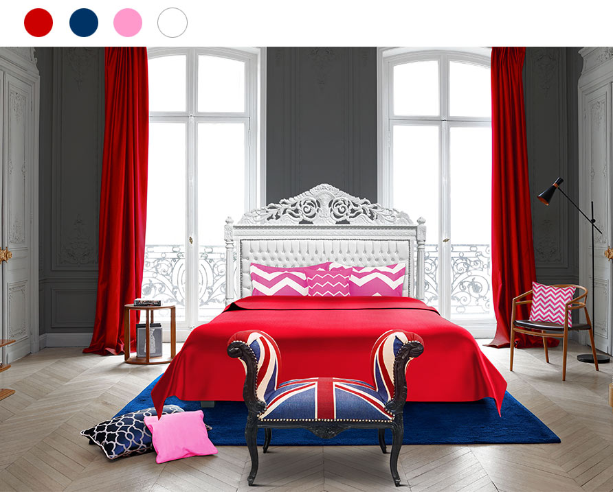 tête de lit baroque blanche dans un environnement rouge, bleu foncé, rose et blanc